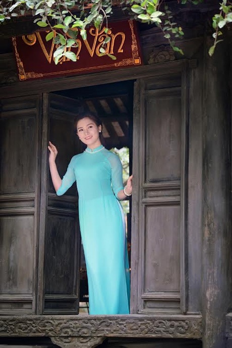 Nữ sinh trường Báo dịu dàng bên hoa loa kèn tháng Tư - 1 Hoài Thư