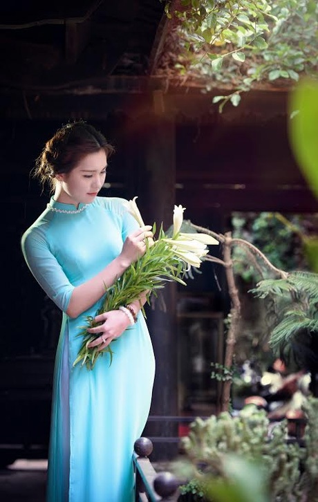 Nữ sinh trường Báo dịu dàng bên hoa loa kèn tháng Tư - 6 Hoài Thư