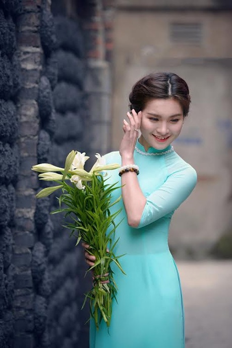 Nữ sinh trường Báo dịu dàng bên hoa loa kèn tháng Tư - 3 Hoài Thư