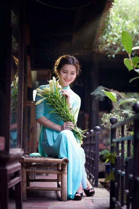 Nữ sinh trường Báo dịu dàng bên hoa loa kèn tháng Tư - 9 Hoài Thư