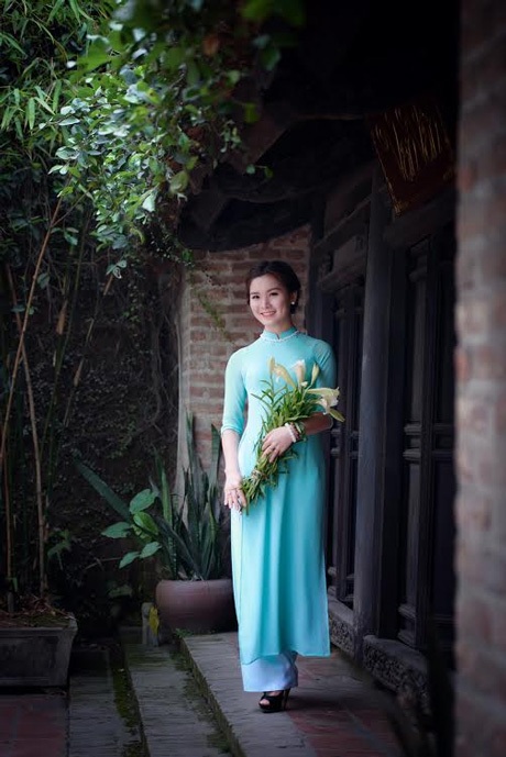 Nữ sinh trường Báo dịu dàng bên hoa loa kèn tháng Tư - 10 Hoài Thư