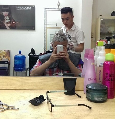 Đăng ảnh câu like, chàng trai phải cắt tóc quả dứa - 3 Tranh thủ chụp ảnh tự sướng và cập nhật tình hình