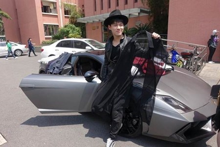 Nữ sinh lái Lamborghini đến trường bán quần áo