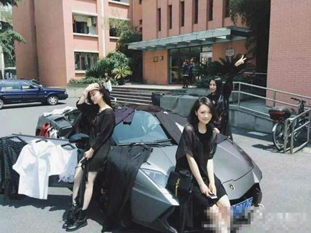 Nữ sinh lái Lamborghini đến trường bán quần áo