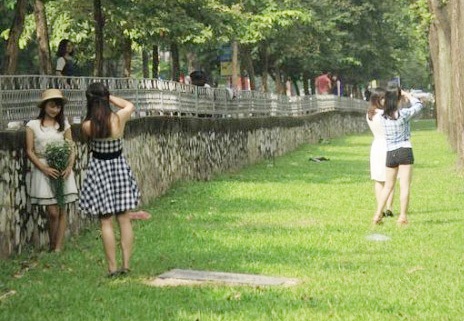 “Tự sướng” quá đà khiến teen lầm đường, lạc lối - Bài 2: Những bức hình...xấu xí - 1 Các bạn trẻ vô tư dẫm đạp lên cỏ để chụp ảnh