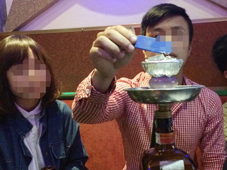 Shisha “biến tướng”, hậu quả khôn lường - 1 Nhiều bạn trẻ say sưa trong khói shisha mà không biết đang phải đối mặt với nhiều mối nguy hiểm.