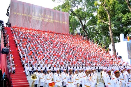 Gần 1000 sinh viên xếp hình ấn tượng chào mừng 30/4 - 10 ... với nhiều nghi thức trang trọng và tiết mục đặc sắc