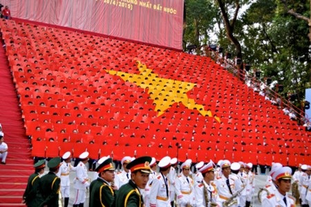 Gần 1000 sinh viên xếp hình ấn tượng chào mừng 30/4 - 1 Hình ảnh lá cờ đỏ sao vàng được xếp ngay ngắn và đẹp mắt