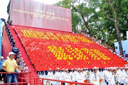 Gần 1000 sinh viên xếp hình ấn tượng chào mừng 30/4 - 9 Lễ kỷ niệm chính thức diễn ra vào sáng ngày 30/4...