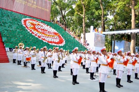 Gần 1000 sinh viên xếp hình ấn tượng chào mừng 30/4 - 6 Ngoài hình ảnh, 990 sinh viên còn xếp thành những dòng chữ...