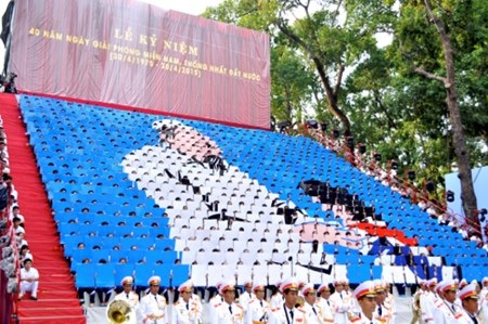 Gần 1000 sinh viên xếp hình ấn tượng chào mừng 30/4 - 5 Hình ảnh Bác đeo khăn quàng cho thiếu nhi gần gũi và thân thuộc