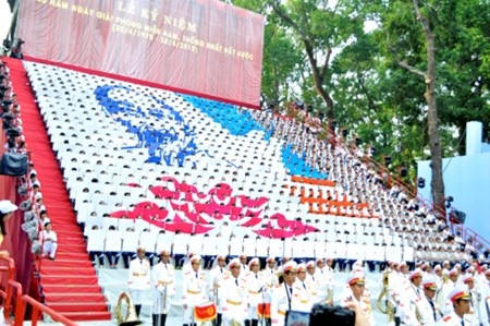 Gần 1000 sinh viên xếp hình ấn tượng chào mừng 30/4 - 4 ...đi kèm với hình ảnh cánh sen, thiếu nhi Việt Nam
