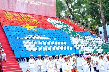 Gần 1000 sinh viên xếp hình ấn tượng chào mừng 30/4 - 3 Hình ảnh của Bác Hồ kính yêu...