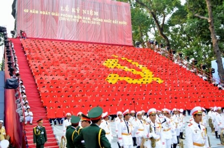 Gần 1000 sinh viên xếp hình ấn tượng chào mừng 30/4 - 2 Xếp hình cờ Đảng Cộng Sản Việt Nam