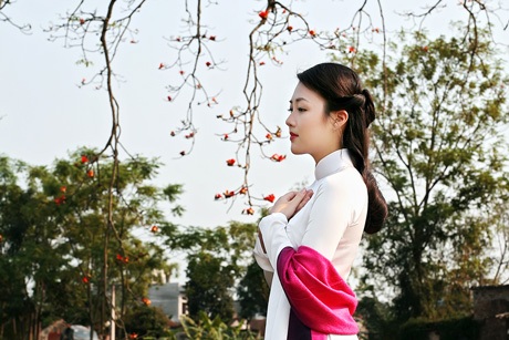 Thiếu nữ Hà thành nền nã, dịu dàng bên sắc hoa gạo - 11 Hoài Thư