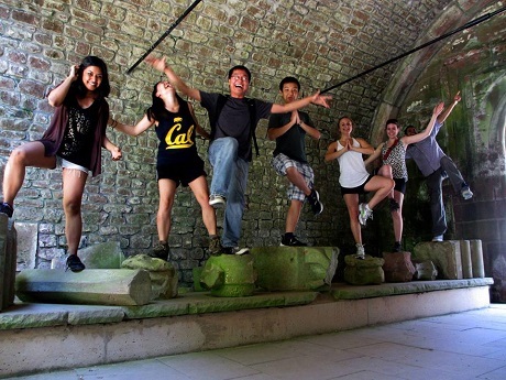 9X Việt được 5 ĐH tốt nhất thế giới “trải thảm” mời học tiến sĩ - 3 Thông và nhóm bạn trong chuyến nghiên cứu thiết bị phát hiện vật chất tối dưới lòng đất ở Đức.