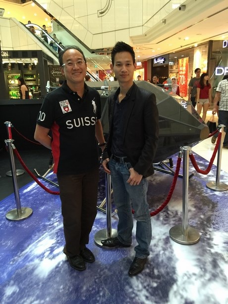 Phạm Gia Vinh (bìa phải) bên cạnh chiếc “phi thuyền” không gian.