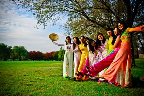 “Thoáng thấy áo dài bay trên đường phố, bỗng thấy tâm hồn quê hương ở đó …”. Ảnh: Vương Anh