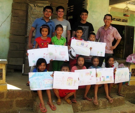 Hoài Chung trong chuyến tặng học cụ cho học sinh Hoài Nhơn.