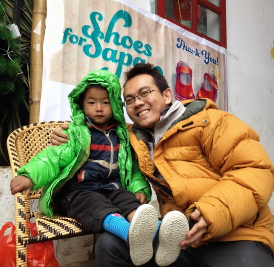 Chung trong lần tặng giày cho trẻ em ở Sa Pa vào tháng 12/2013.