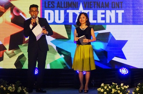 Nữ PGS.TS xinh đẹp hoạt náo trong lễ ra mắt “mái nhà” kết nối cựu SV Việt tại Pháp - 2 Nữ PGS.TS Nguyễn Ngọc Lưu Ly bất ngờ xuất hiện trong vai trò đồng dẫn chương trình...