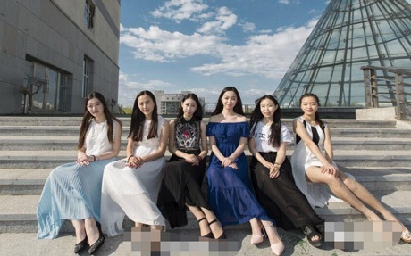 Nữ sinh chụp ảnh kỷ yếu bất ngờ nổi tiếng bởi… “chân dài” - 2 Vũ Phong