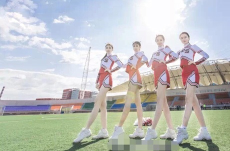 Nữ sinh chụp ảnh kỷ yếu bất ngờ nổi tiếng bởi… “chân dài” - 9 Vũ Phong