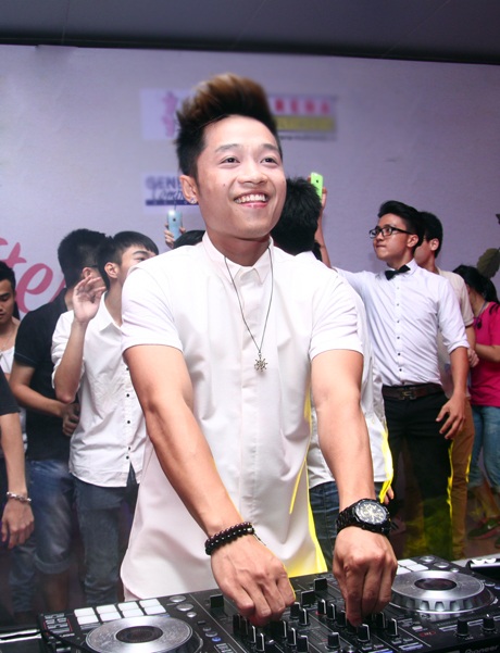 Bạn trẻ khối 12 Lomonoxop bùng nổ trong “đêm trước ngày chia tay” - 2 DJ Tuấn Su đem lại cho teen Lomonoxop 30 phút cháy hết mình cùng âm nhạc