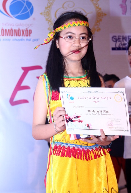 Bạn trẻ khối 12 Lomonoxop bùng nổ trong “đêm trước ngày chia tay” - 9 Nguyễn Tuấn Dũng khoe giọng hát truyền cảm và đầy nội lực