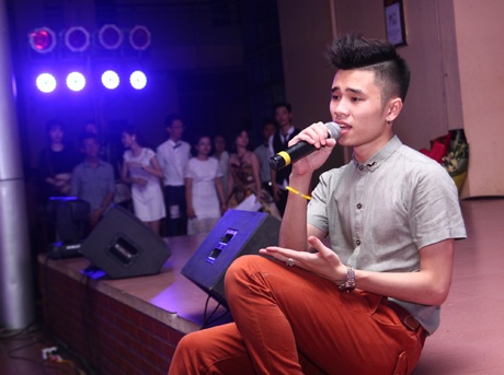Bạn trẻ khối 12 Lomonoxop bùng nổ trong “đêm trước ngày chia tay” - 8 Nguyễn Tuấn Dũng khoe giọng hát truyền cảm và đầy nội lực