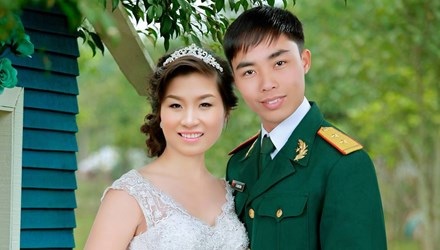 Nên duyên từ mùa mía “đắng” - 1 Trung úy Lê Mạnh Hùng và vợ.