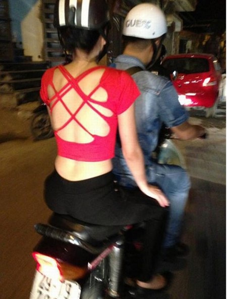 Nhức mắt với hình ảnh thiếu nữ khoe lưng trần trên phố - 2 Hà Nội mùa này, áo cũng như không