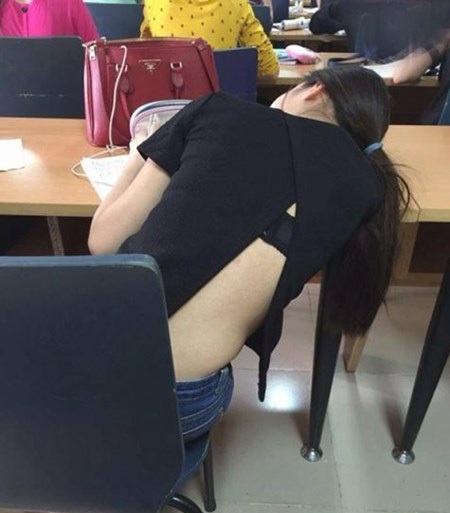 Nhức mắt với hình ảnh thiếu nữ khoe lưng trần trên phố - 3 Không ít nữ sinh mặc hớ hênh khi lên giảng đường