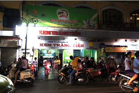 Nóng ngưỡng 40 độ, bạn trẻ Hà Nội nghĩ vạn cách giải nhiệt - 9 Cửa hàng kem Tràng Tiền chật ních khách hàng