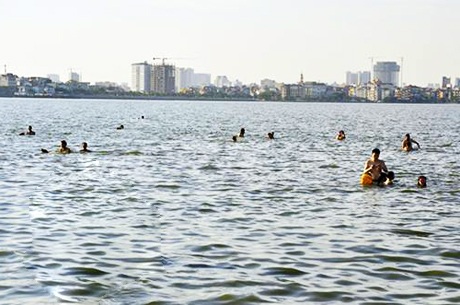 Nóng ngưỡng 40 độ, bạn trẻ Hà Nội nghĩ vạn cách giải nhiệt - 2 Tại các bể bơi, nhiều bạn trẻ Hà Nội tụ tập để hòa mình trong làn nước