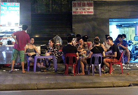 Nóng ngưỡng 40 độ, bạn trẻ Hà Nội nghĩ vạn cách giải nhiệt - 3 Nhiều bạn trẻ tìm đến các quán trà chanh, trà đá để giải khát