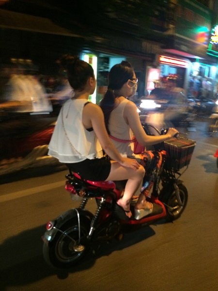 Thiếu nữ Hà thành mặc mát mẻ “giải nhiệt” ngày nóng - 2 Thiếu nữ Hà thành mặc mát mẻ “giải nhiệt” ngày nóng