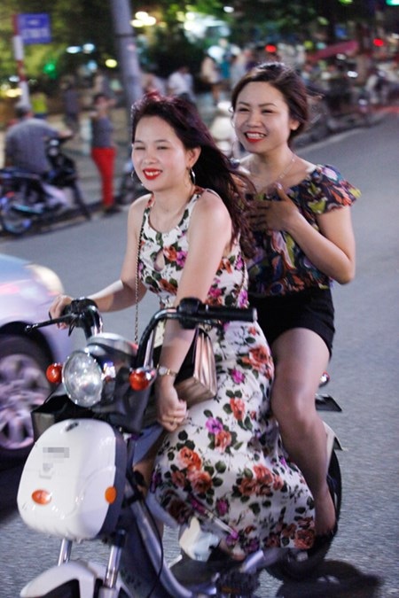 Thiếu nữ Hà thành mặc mát mẻ “giải nhiệt” ngày nóng - 8 Những cô gái xinh đẹp với gu thời trang hè trẻ trung