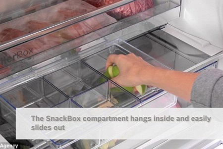 Đôi tay kiếm được 3 triệu đồng mỗi giờ - 5 Đôi tay của Emily tạo dáng với thiết bị điện tử để làm quảng cáo