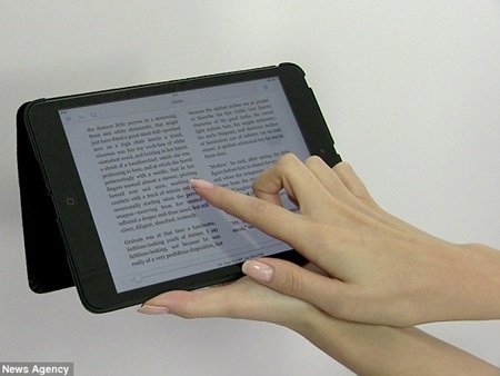 Đôi tay kiếm được 3 triệu đồng mỗi giờ - 4 Đôi tay của Emily tạo dáng với thiết bị điện tử để làm quảng cáo