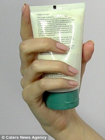 Đôi tay kiếm được 3 triệu đồng mỗi giờ - 3 Đôi bàn tay được đánh giá là đẹp hoàn hảo của Emily Grimson