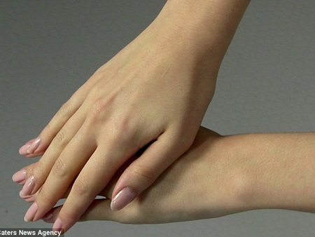 Đôi tay kiếm được 3 triệu đồng mỗi giờ - 2 Đôi bàn tay được đánh giá là đẹp hoàn hảo của Emily Grimson