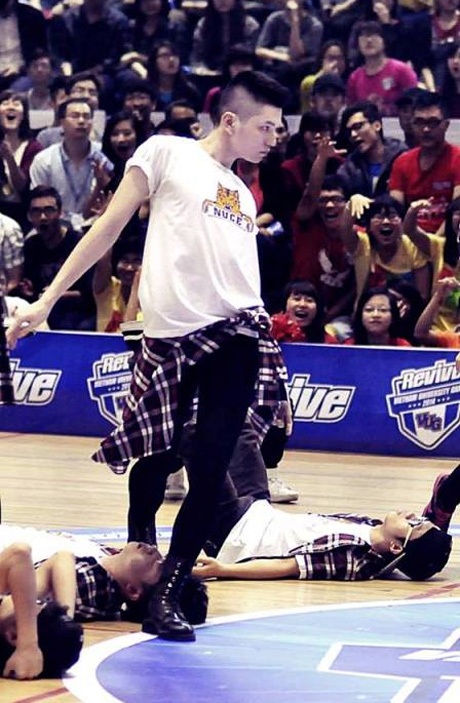 Nam sinh điển trai nhảy giày cao gót cực đỉnh - 3 Nam sinh điển trai nhảy giày cao gót cực đỉnh