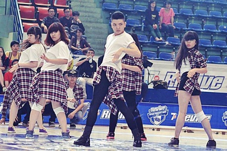 Nam sinh điển trai nhảy giày cao gót cực đỉnh - 4 Nam sinh điển trai nhảy giày cao gót cực đỉnh