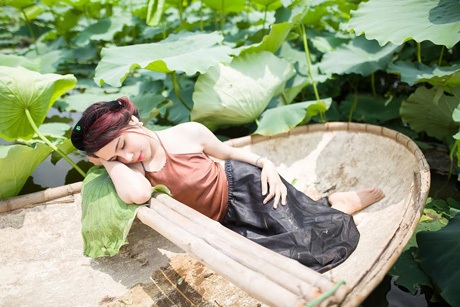 Nữ thủ khoa xinh đẹp ĐH Văn hóa e ấp bên sen đầu mùa - 14 Hoài Thư