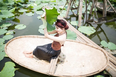 Nữ thủ khoa xinh đẹp ĐH Văn hóa e ấp bên sen đầu mùa - 13 Hoài Thư