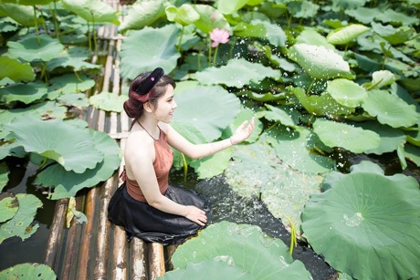 Nữ thủ khoa xinh đẹp ĐH Văn hóa e ấp bên sen đầu mùa - 10 Hoài Thư