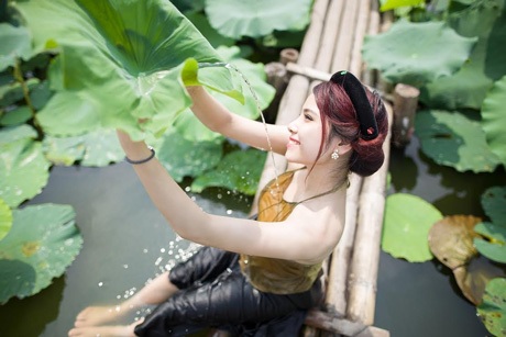 Nữ thủ khoa xinh đẹp ĐH Văn hóa e ấp bên sen đầu mùa - 11 Hoài Thư