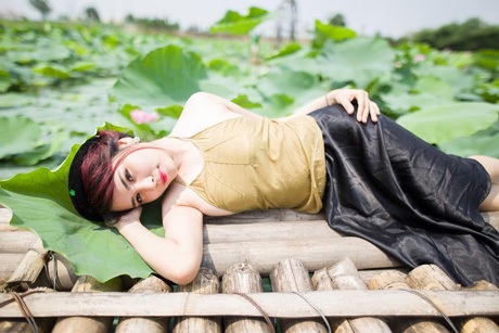 Nữ thủ khoa xinh đẹp ĐH Văn hóa e ấp bên sen đầu mùa - 8 Hoài Thư
