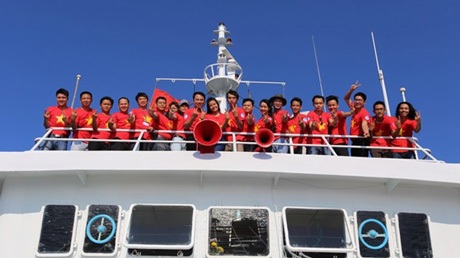 Thơ quyện sóng biển Trường Sa - 2 Các đại biểu Hành trình tuổi trẻ vì biển đảo quê hương 2015 trên tàu 996.